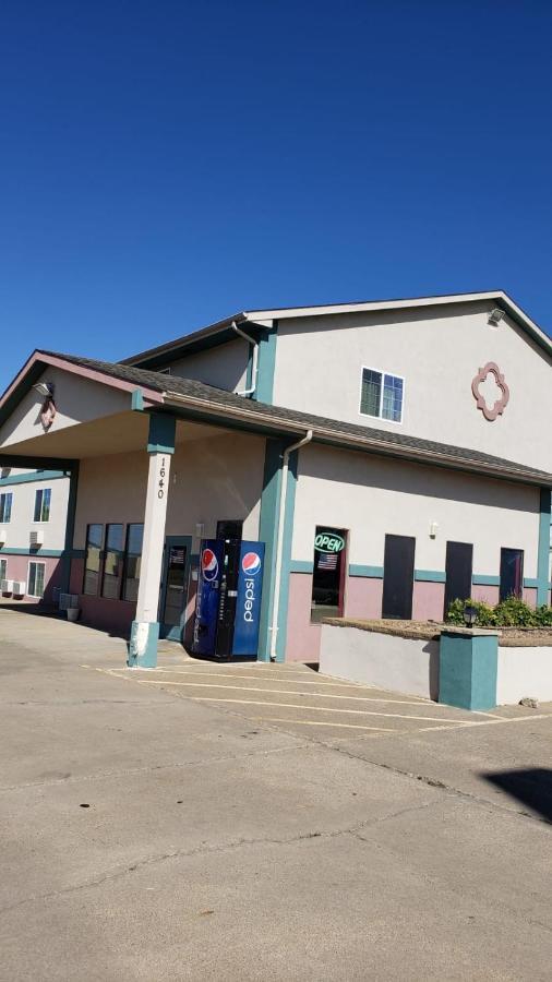 Value Inn & Suites Салина Экстерьер фото